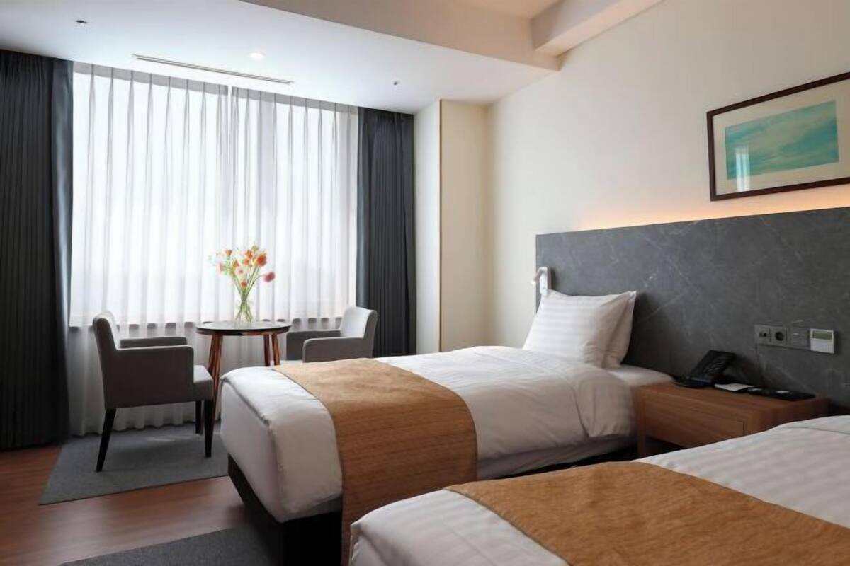 Minibar, escritorio, cortinas blackout y sistema de insonorización
