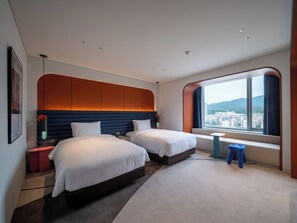 Minibar, masa, güneşlik/perde, ses yalıtımı 