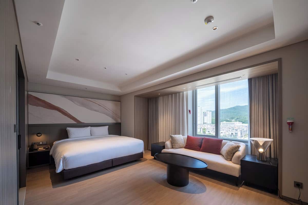 Premier Corner King Room + Urban Oasis Pass for 2 (Indoor Swimming pool / Sauna / Fitness) | Minibar, skrivebord, blendingsgardiner og lydisolert