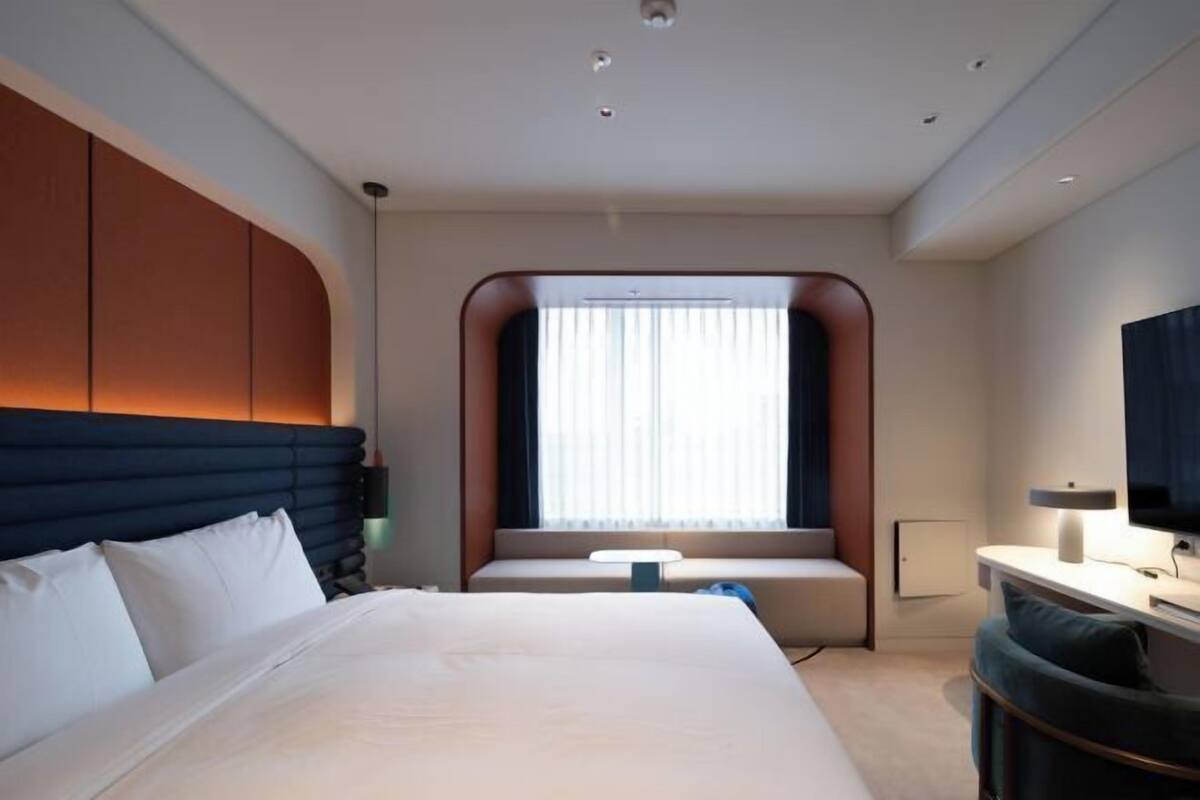 Minibar, escritorio, cortinas blackout y sistema de insonorización