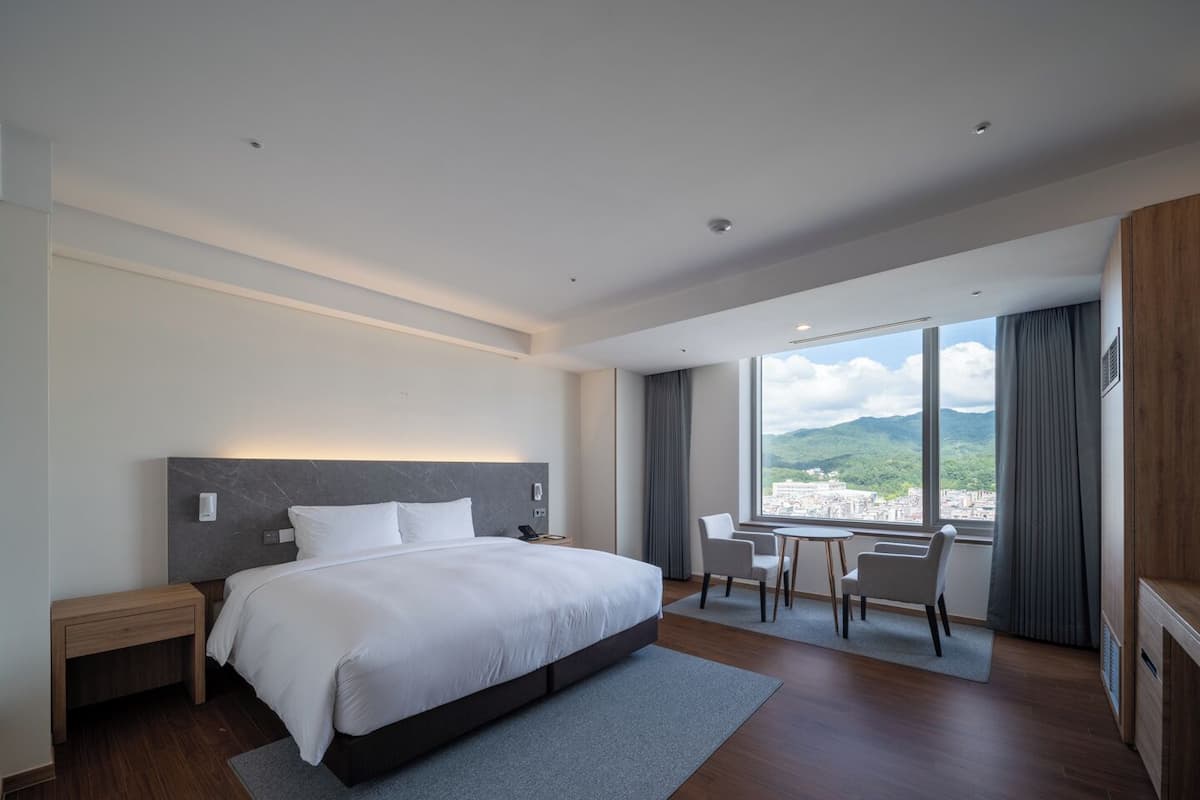 1 quarto, frigobar, escrivaninha, cortinas blackout