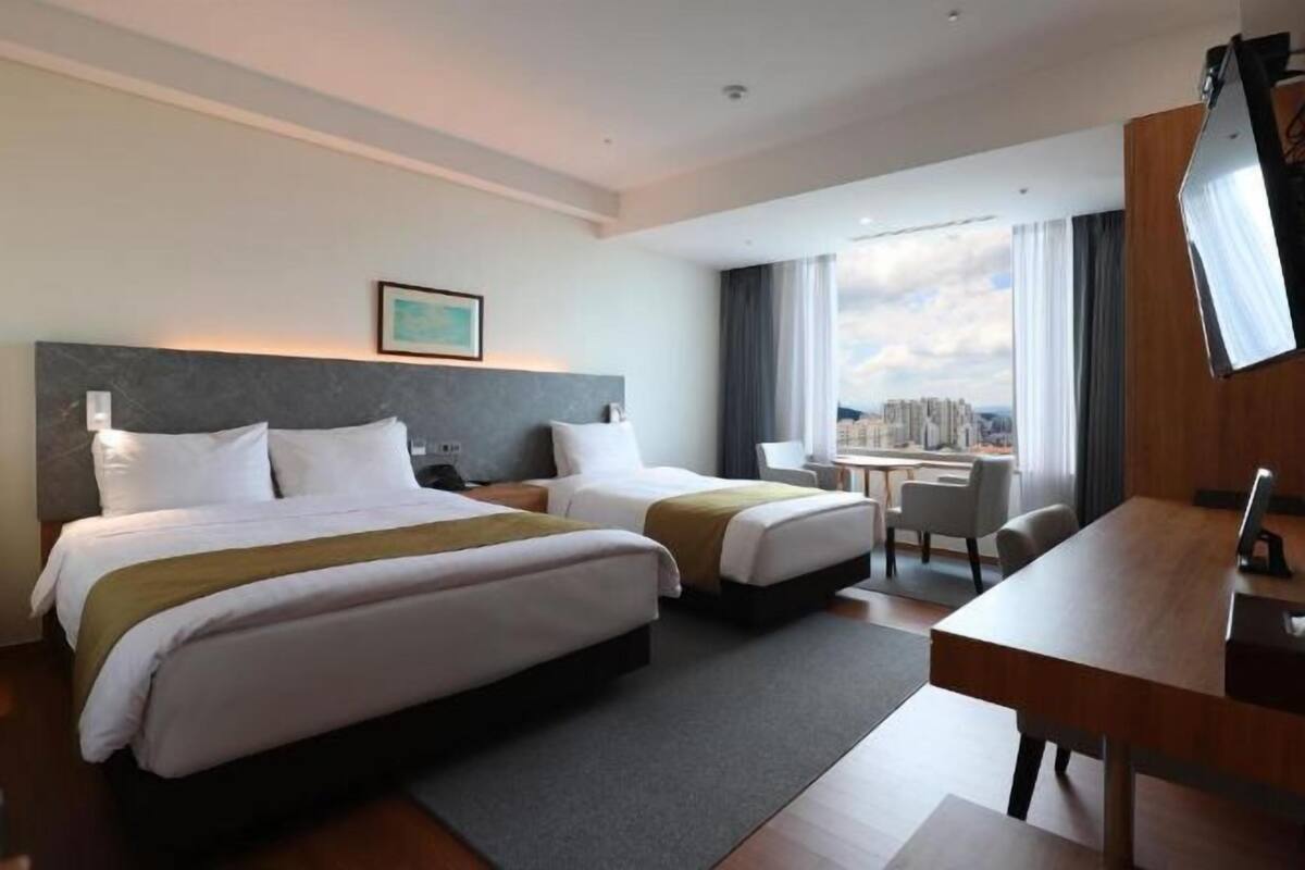 Minibar, escritorio, cortinas blackout y sistema de insonorización