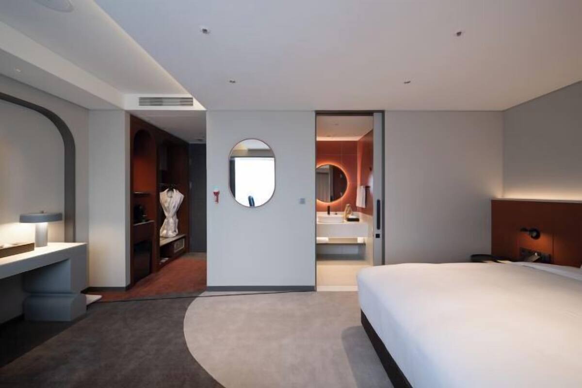 Minibar, escritorio, cortinas blackout y sistema de insonorización