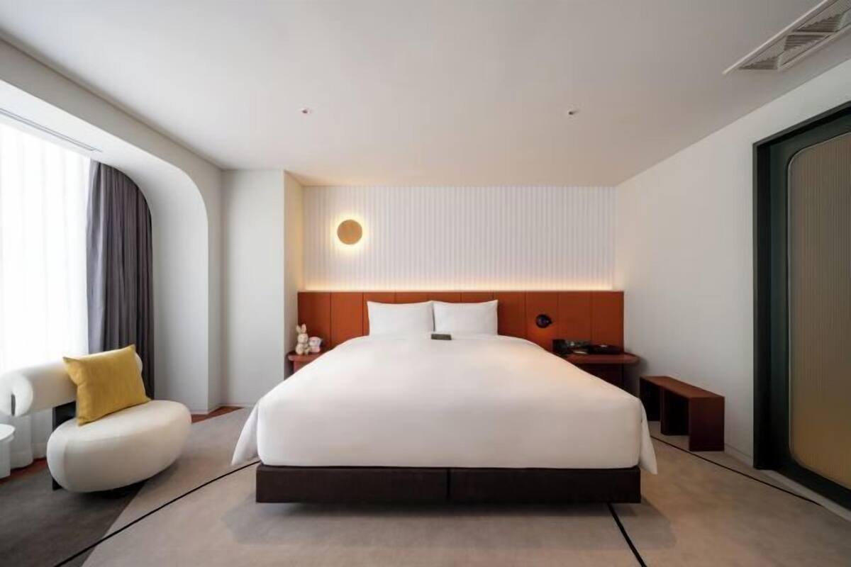 Minibar, escritorio, cortinas blackout y sistema de insonorización