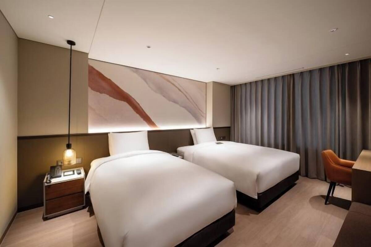 Minibar, escritorio, cortinas blackout y sistema de insonorización