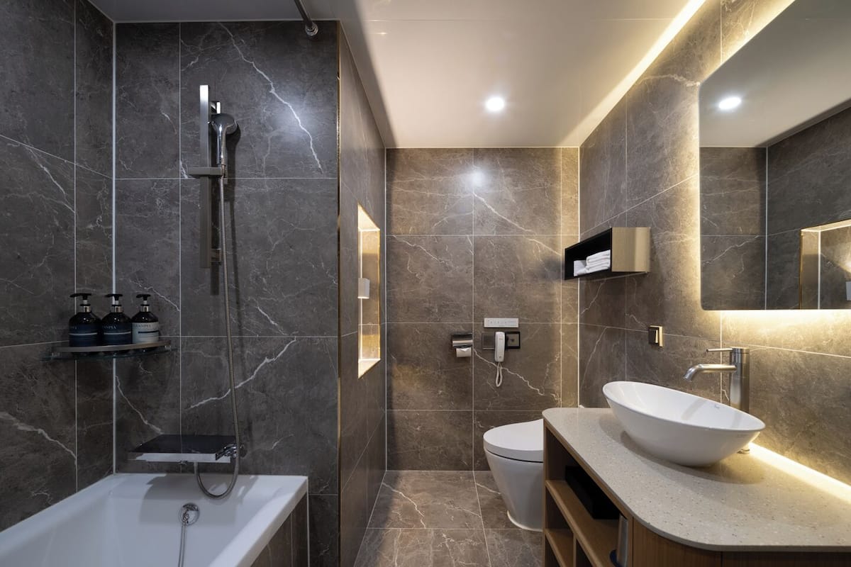 Buồng tắm vòi sen, đồ dùng nhà tắm miễn phí, máy sấy tóc