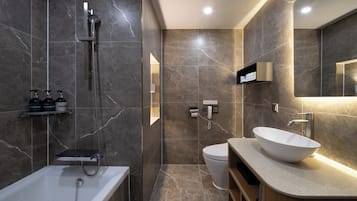Ducha, artículos de tocador gratuitos, secador de pelo, pantuflas