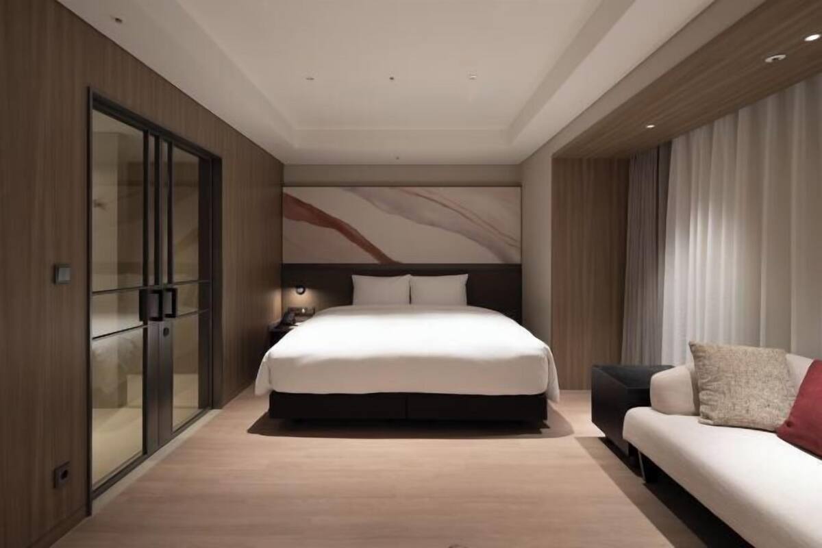 Minibar, escritorio, cortinas blackout y sistema de insonorización