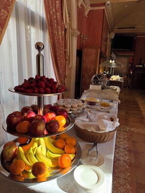 Daily continental breakfast for a fee - Hotel Otrada (Odesa)