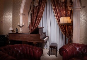 Coin salon dans le hall