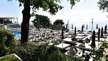 Nær stranden, solsenger, parasoller og strandhåndklær