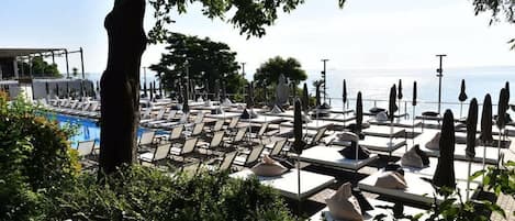 Beach nearby, sun-loungers, beach umbrellas, beach towels