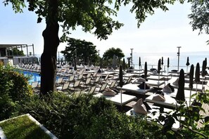 Beach nearby, sun loungers, beach umbrellas, beach towels - Hotel Otrada (Odesa)