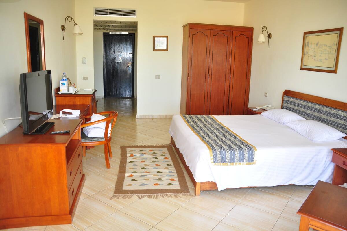 Minibar, in-room safe, cribs/infant beds, WiFi