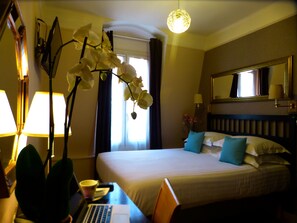 标准双人房 | 高档床上用品、客房内保险箱、办公桌、遮光窗帘