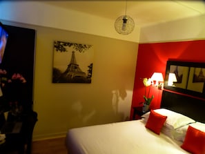 Premium bedding, in-room safe, desk, blackout drapes - Hôtel Tamaris (Paris)