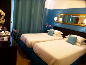 Premium bedding, in-room safe, desk, blackout curtains - Hôtel Tamaris (Paris)