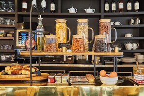 Daily buffet breakfast for a fee - Eiffel Villa Garibaldi (Paris)