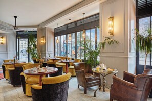 Daily buffet breakfast (EUR 14 per person) - Eiffel Villa Garibaldi (Paris)