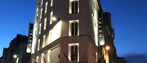 Façade de l’hébergement - soirée/nuit