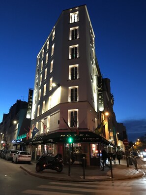 Majoituspaikan julkisivu illalla/yöllä