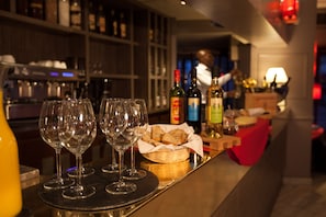 Bar (on property) - Eiffel Villa Garibaldi (Paris)