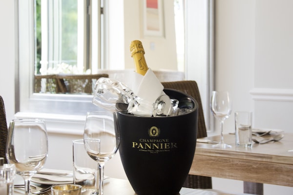 Breakfast, lunch, dinner served; international cuisine