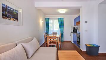 Standard Apartment for 6 | Wohnbereich | LCD-Fernseher