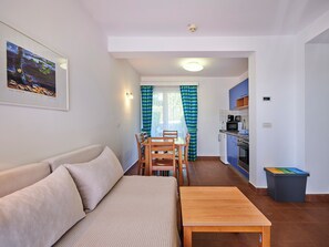 Standard Apartment for 6 | Coin séjour | Télévision LCD