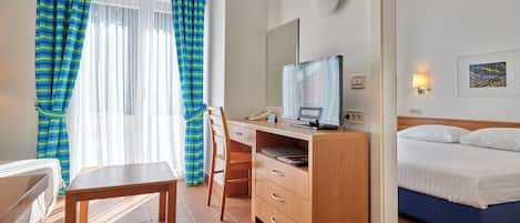 Apartment for 3 persons | 1 bedroom, in-room safe, desk, blackout drapes