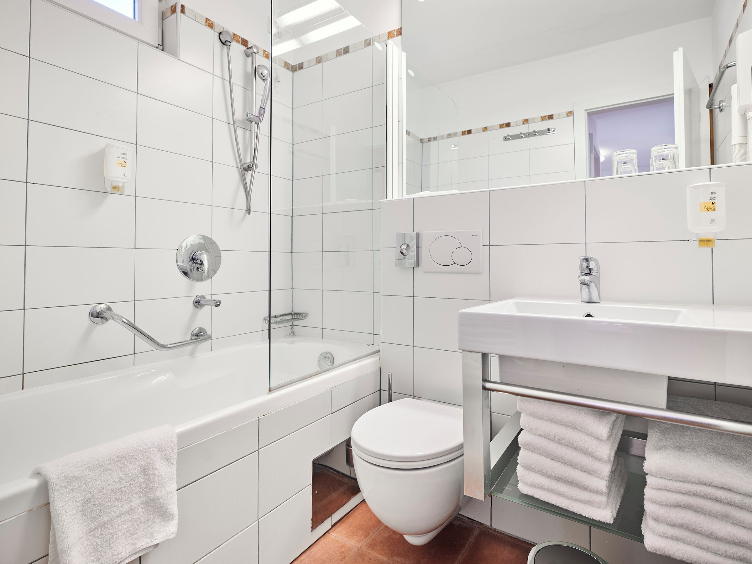 Standard Apartment for 6 | Baño | Amenidades de baño gratuitas, secadora de cabello, toallas 