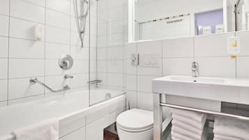 Standard Apartment for 6 | Baño | Amenidades de baño gratuitas, secadora de cabello, toallas