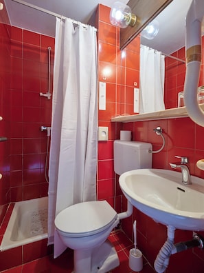 Shower, hair dryer, towels - Koversada Rooms (Vrsar)