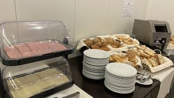Petit déjeuner buffet (6.00 EUR par personne)