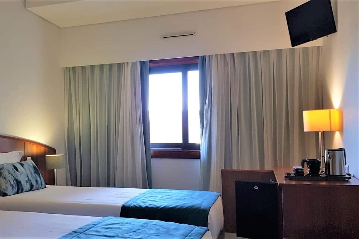 Minibar, brankas, meja kerja, dan setrika/meja setrika