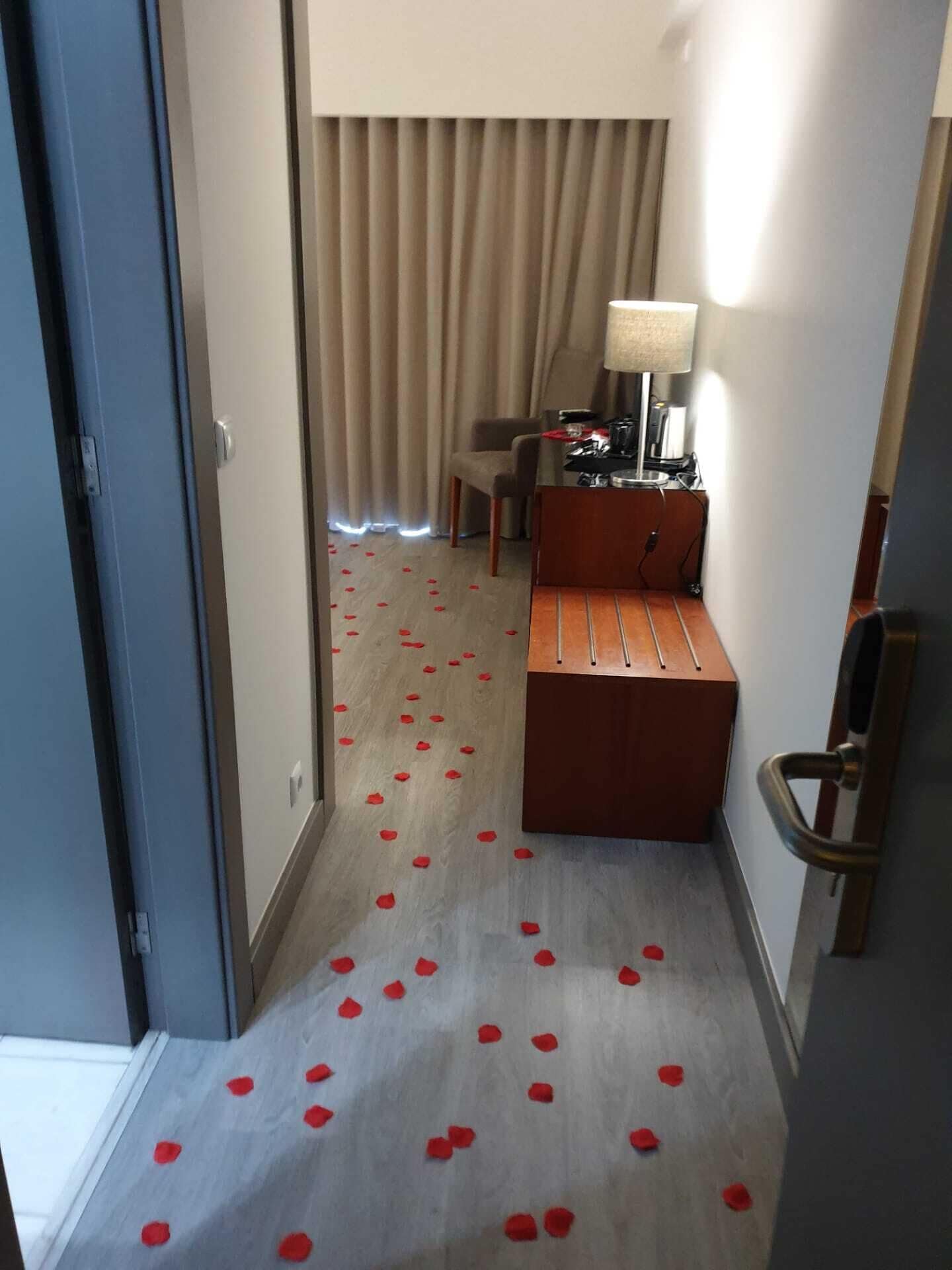 Una habitación de hotel con una cama, un escritorio, una silla y una lámpara.