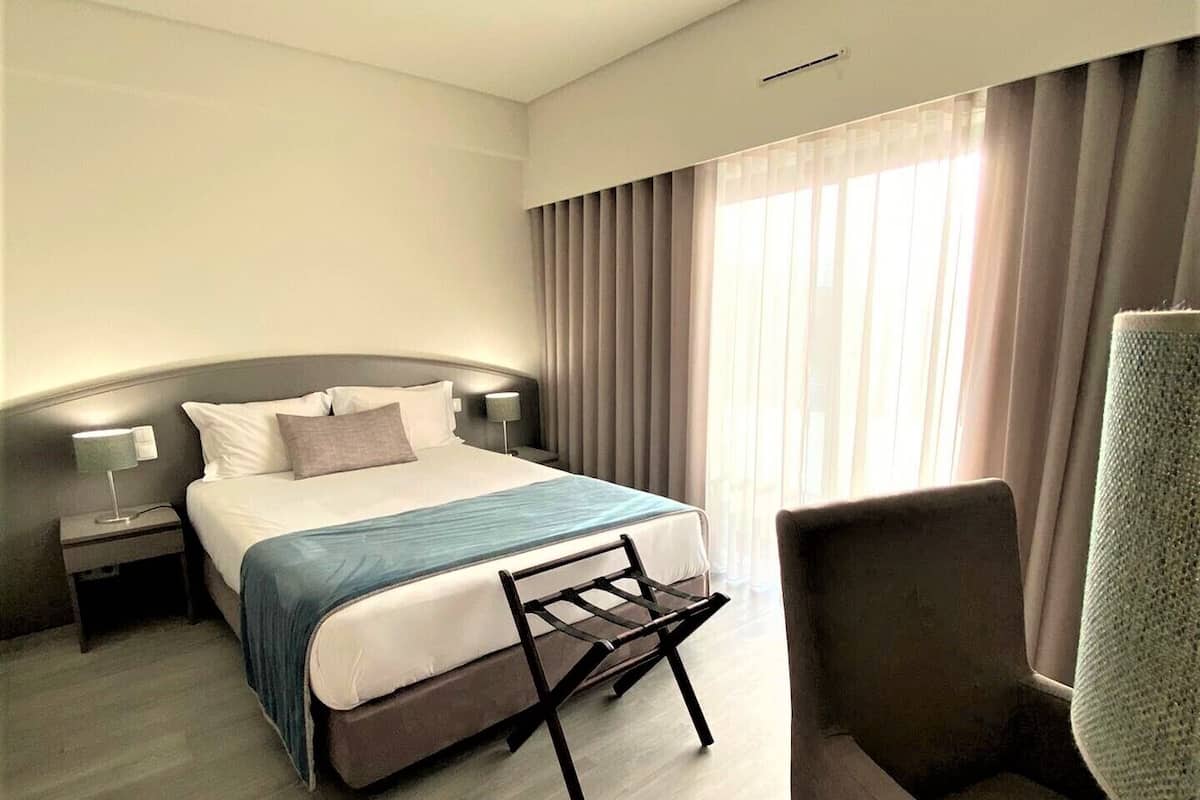 Double Room with Balcony | Een minibar, een kluis op de kamer, een bureau
