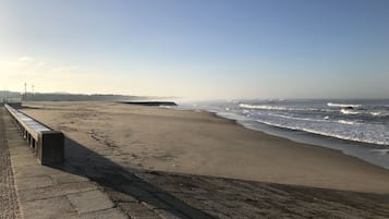Ubicación cercana a la playa, arena blanca y cabañas de playa