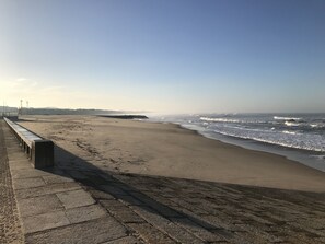 In Strandnähe, weißer Sandstrand, Cabañas (gegen Gebühr)