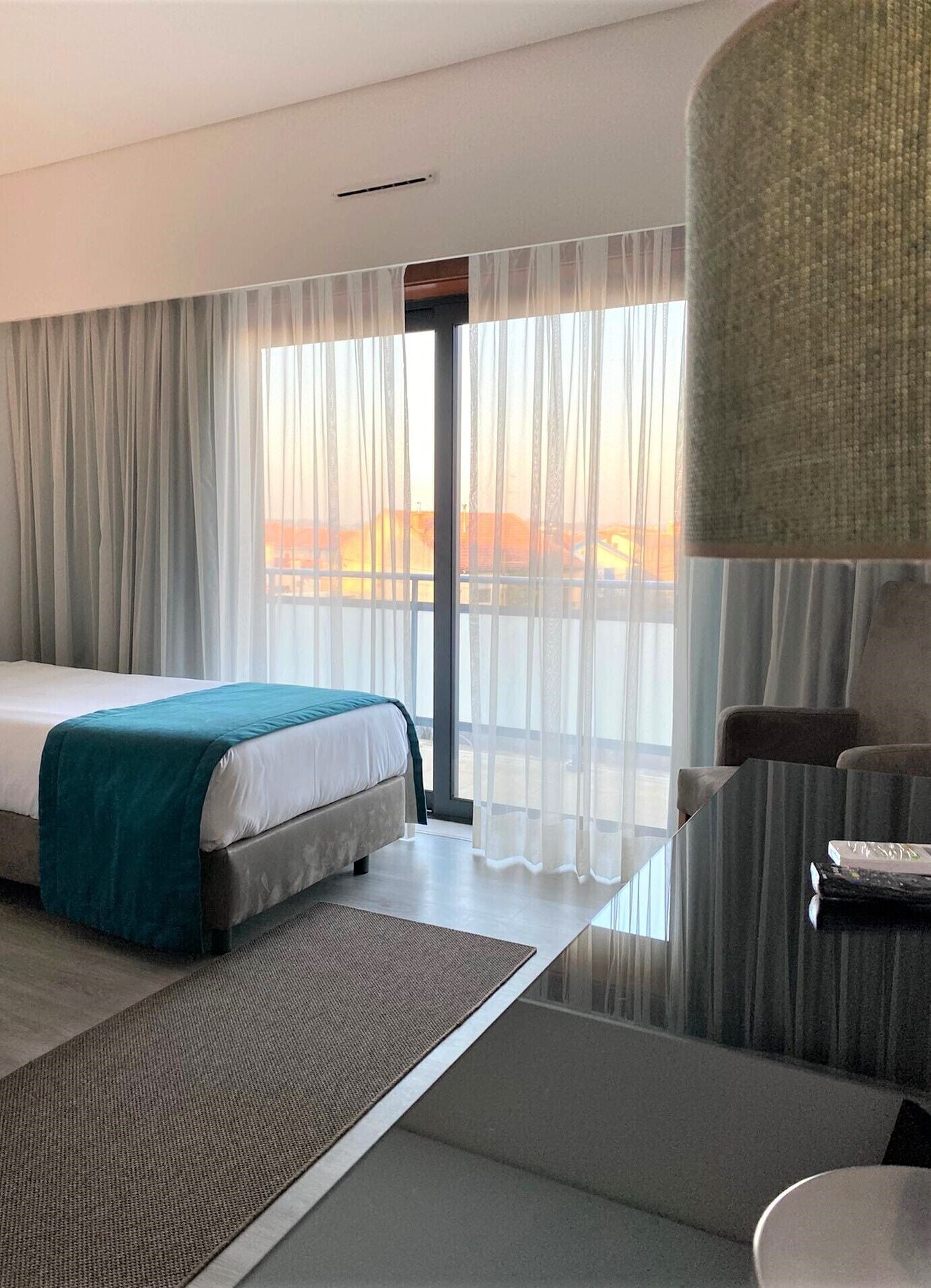 Triple Room with Balcony | Μίνι μπαρ, χρηματοκιβώτιο στο δωμάτιο, γραφείο, σίδερο/σιδερώστρα 