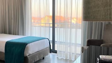 Triple Room with Balcony | Minibar, in-room safe, desk, iron/ironing board