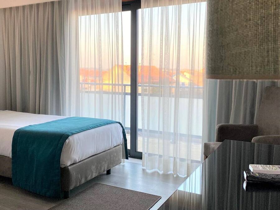 Triple Room with Balcony | Minibar, in-room safe, desk, iron/ironing board