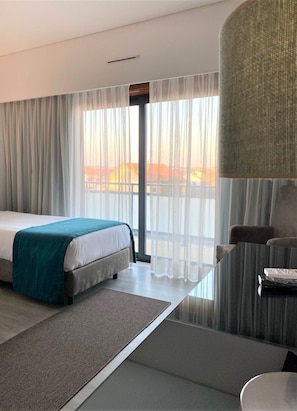 Minibar, in-room safe, desk, iron/ironing board - Apulia Praia Hotel (Esposende)