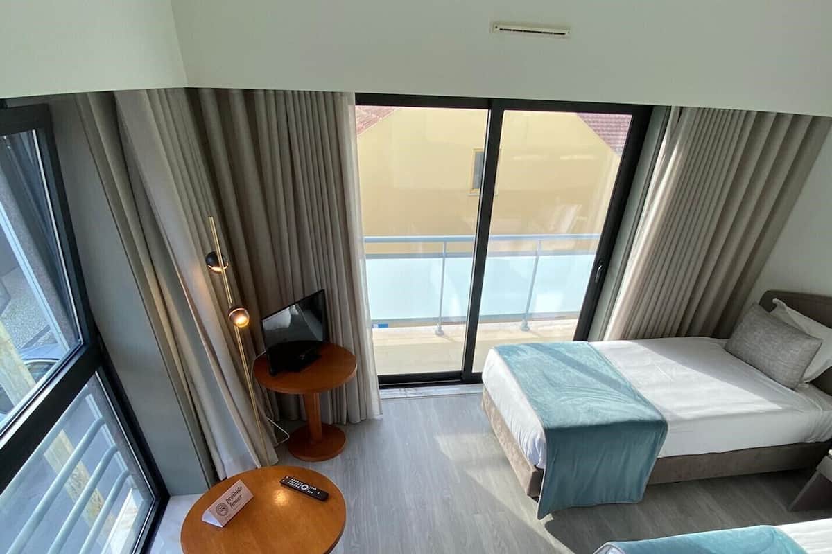 Single Room with Balcony | Een minibar, een kluis op de kamer, een bureau