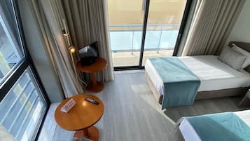 Single Room with Balcony | Minibar, caja de seguridad en la habitación y escritorio