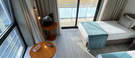 Minibar, caja de seguridad en la habitación y escritorio