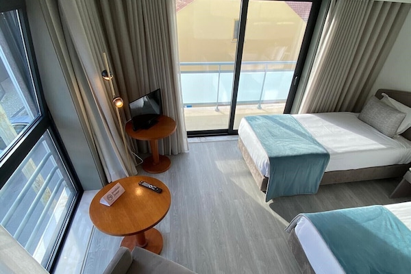 Single Room with Balcony | Minibar, két bảo mật tại phòng, bàn, bàn ủi/dụng cụ ủi quần áo