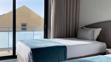 Minibar, coffres-forts dans les chambres, bureau