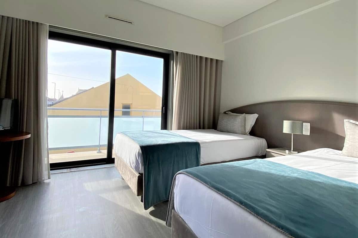 Twin Room with Balcony | Een minibar, een kluis op de kamer, een bureau
