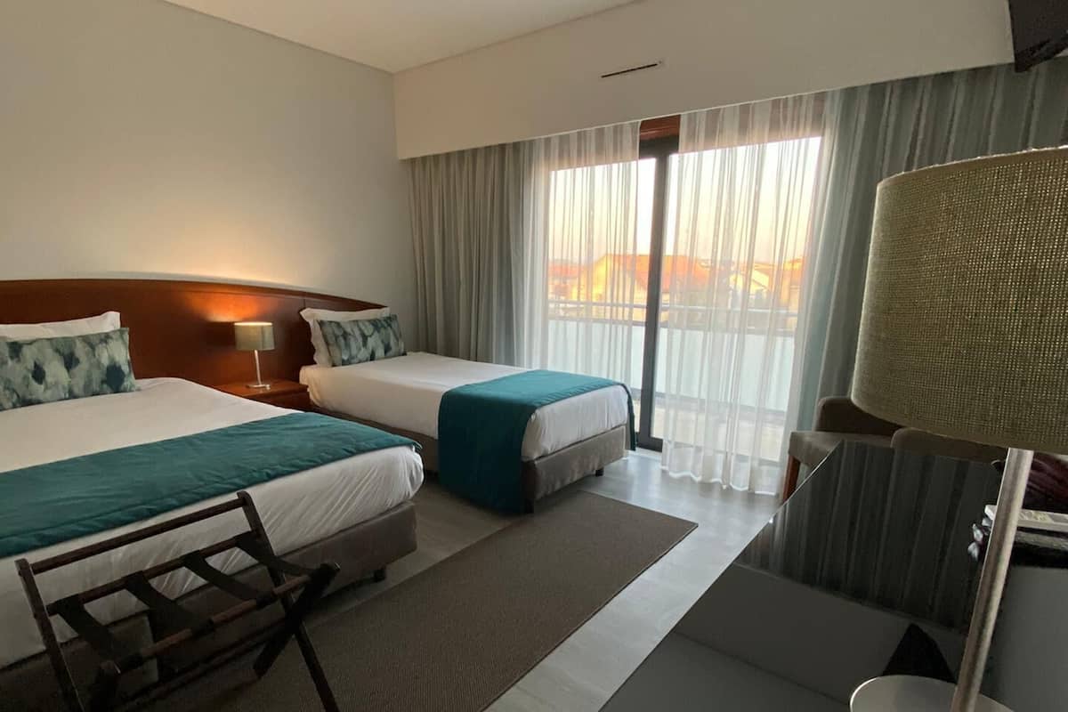 Triple Room with Balcony | Een minibar, een kluis op de kamer, een bureau